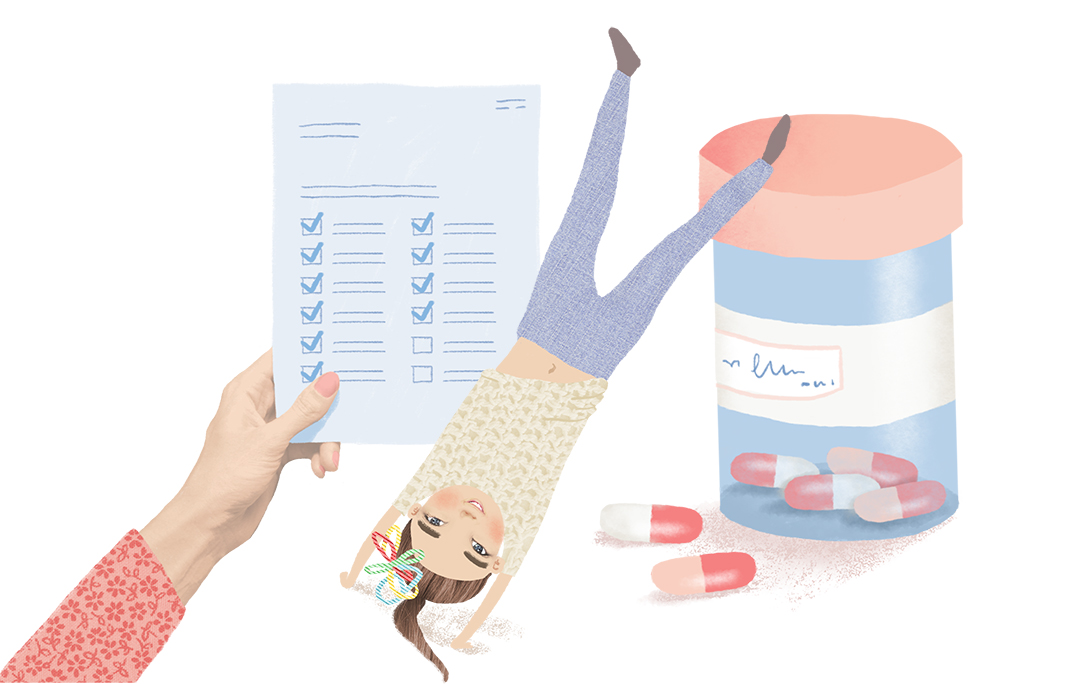 En hand håller en checklista. Ett barn är upp och ner bredvid en stor medicinflaska med utspridda kapslar.