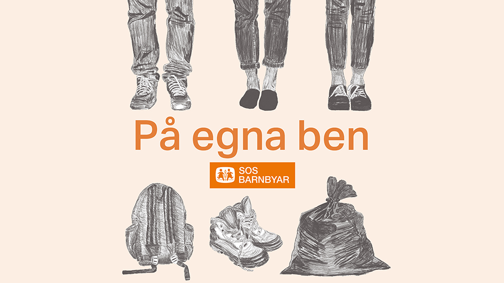 Tre par ben ovanför en ryggsäck, skor och en soppåse. Texten "På egna ben" och SOS Barnbyar-loggan syns nedanför.