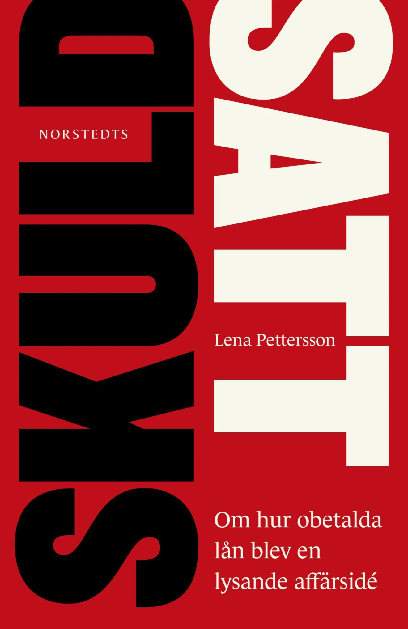Bokomslag med svart och vit text på röd bakgrund, titeln "Skuldsatt" av Lena Pettersson.