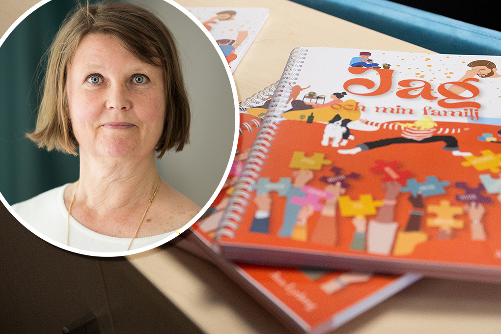 Docenten Christina Nehlin Gordh i en cirkel i vänsterkant över ett bord med häften om metoden Jag & min familj.