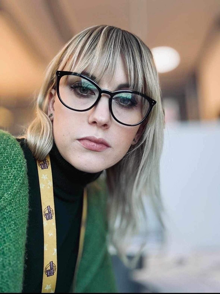 Bild på behandlaren Anna Wicik-Pracharczyk i halvfigur, ståendes i en upplyst korridor.