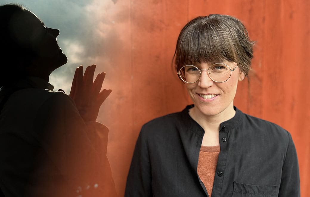 Montagebild där en bedjande kvinna i siluett mot en blå himmel syns i vänstermarginal, och där psykoterapeuten Lovisa Hanberger syns i högermarginal.