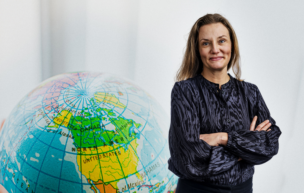 Montagebild: chefredaktör Annika Sjöberg står framför en bakomliggande bild på en jordglob.