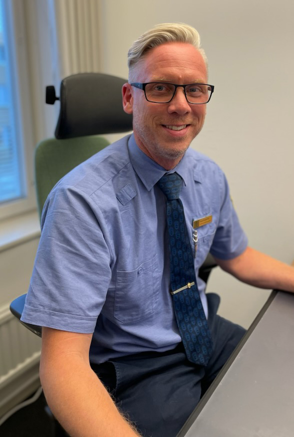 Daniel Bergenhem, kriminalvårdsinspektör vid anstalten i Kalmar, bakom ett skrivbord på ett kontor.
