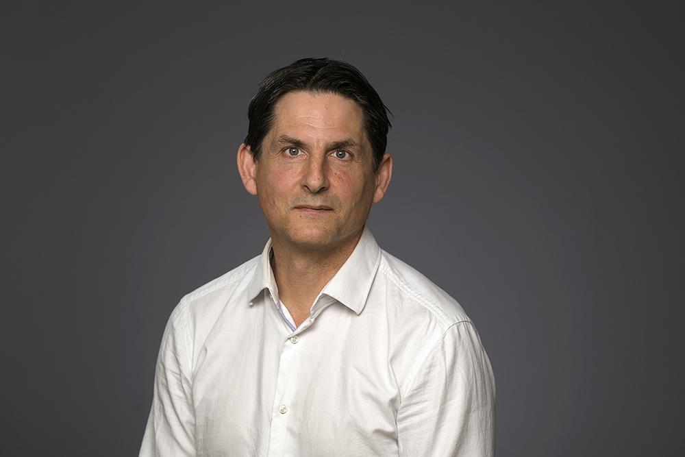 Halvbild på Magnus Hörnqvist, professor vid Kriminologiska institutionen vid Stockholms universitet, mot neutral bakgrund.