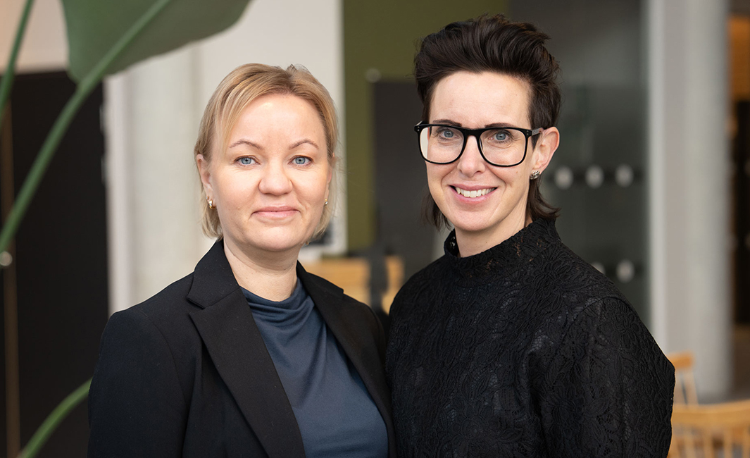 Marie Nyström och Hanna Nilsson från Haninge kommun står bredvid varandra i halvprofil i ett kontor.