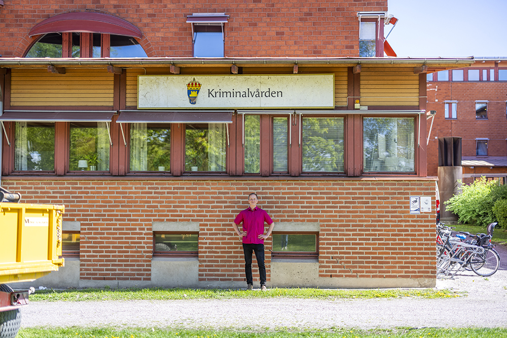Frivårdsinspektören Mats Ädel ståendes utanför Kriminalvårdens lokaler.