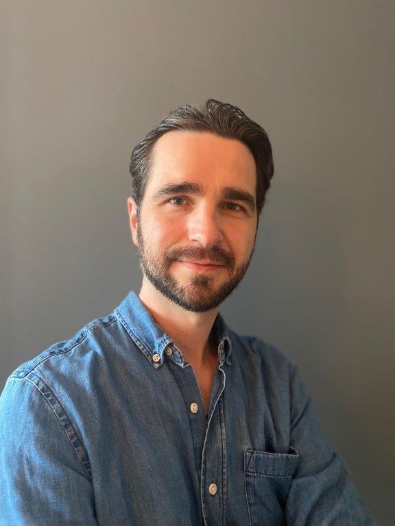 Halvporträtt på Vilhelm Grevik, planeringschef på Kriminalvården, mot neutral bakgrund.