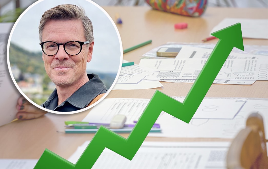 Montagebild av ett klassrum som syns i bakgrunden, framför en uppåtgående pil i grönt, till vänster Stefan Lund, professor i pedagogik vid Stockholms universitet, i en cirkel.