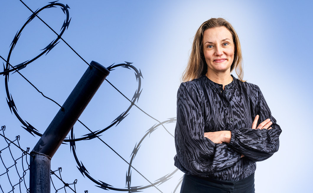 Montagebild: chefredaktör Annika Sjöberg står framför en bakomliggande bild fängelsestängsel.