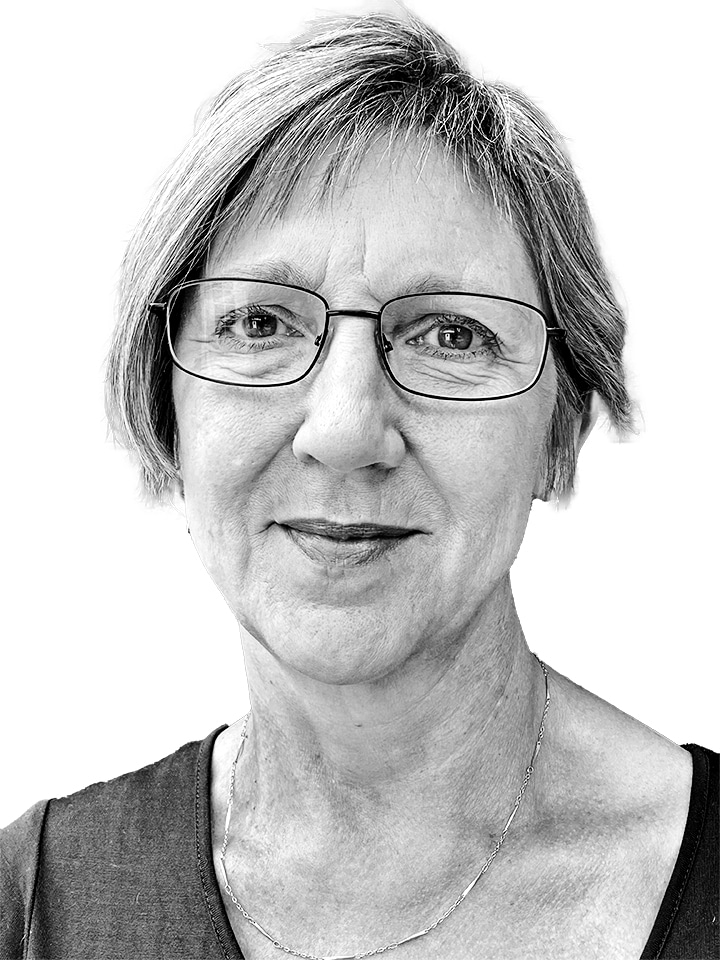 Porträttbild på Maria Anter, huvud och axlar, framför en helvit bakgrund.