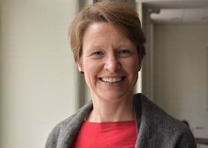 Porträttbild på forskaren Sara Hultqvist, huvud och axlar, framför en beige bakgrund.