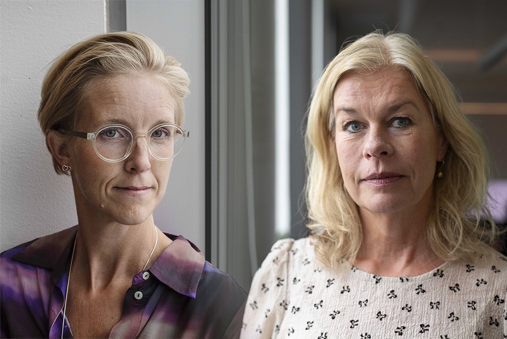 Porträttbild på Elisabeth Svanberg Eriksson (till vänster) och Anna Burston, huvud och axlar, med en kontorsmiljö i bakgrunden.