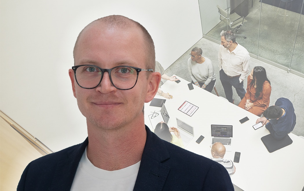 Montagebild där en porträttbild på socialchefen Johan Hellberg, huvud och axlar, syns framför en matt bild på flera personer runt ett bord i ett mötesrum.
