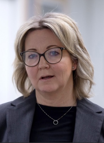 Porträttbild på Eva Börjesson Öman, huvud och axlar, framför en ljusgrå bakgrund