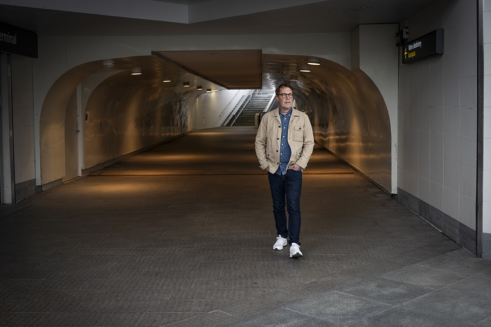Enhetschefen Mikael Skaghammar promenerar i en gångtunnel.
