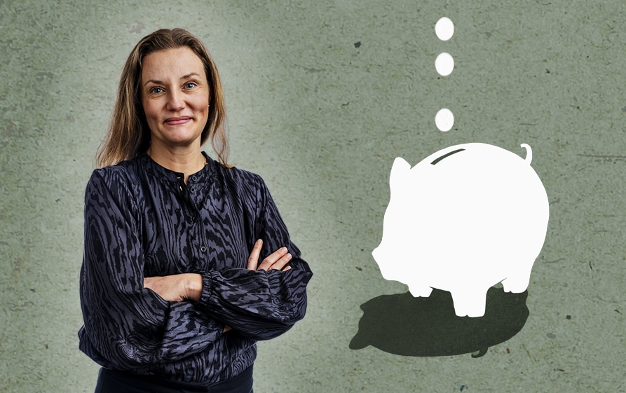 Montagebild där Socionomens chefredaktör Annika Sjöberg syns i halvporträtt i vänstermarginalen och en vit siluettbild på en spargris syns i högermarginalen.