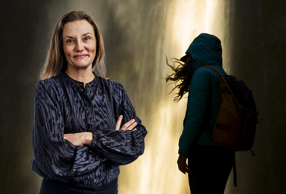 Montagebild där Socionomens chefredaktör Annika Sjöberg syns till vänster och en siluett i svart på en ensam person syns till höger