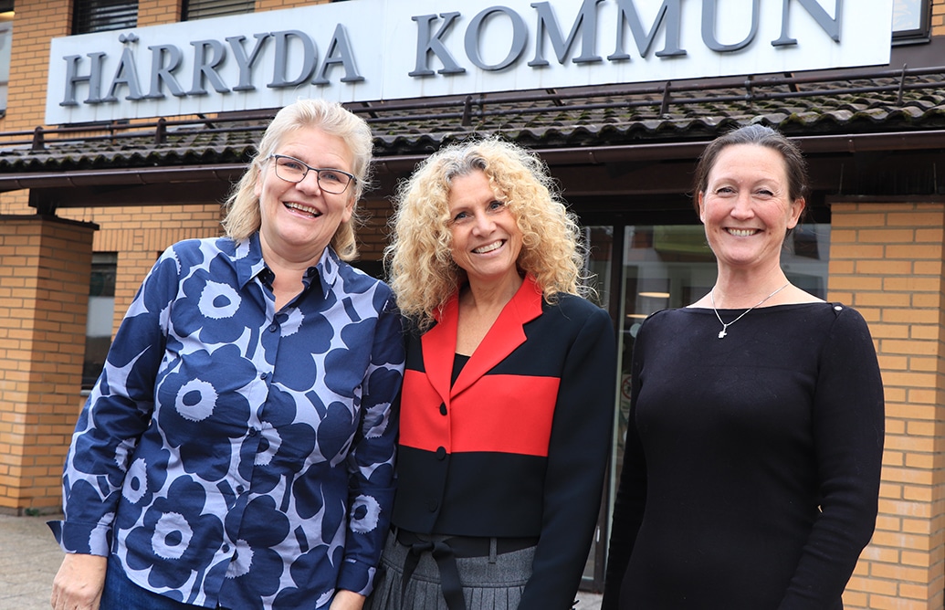 Stadsarkitekt Ulrica von Pfaler, socialchef Malin Johansson och administrativa chefen Pernilla Wallén står bredvid varandra utanför kommunhuset i Härryda.