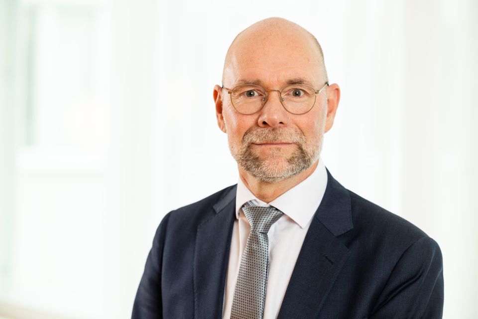 Porträttbild på Magnus Fröderberg, avdelningschef på IVO, huvud och överkropp, framför en vit bakgrund.