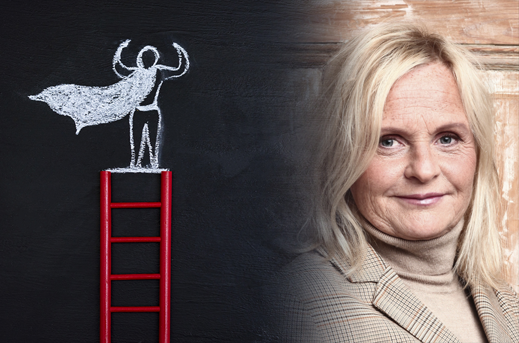 Montagebild där en illustration av superhjälte som står högst upp på en stege syns till vänster och en porträttbild av Tarja Brandeus, huvud och axlar, syns till höger.