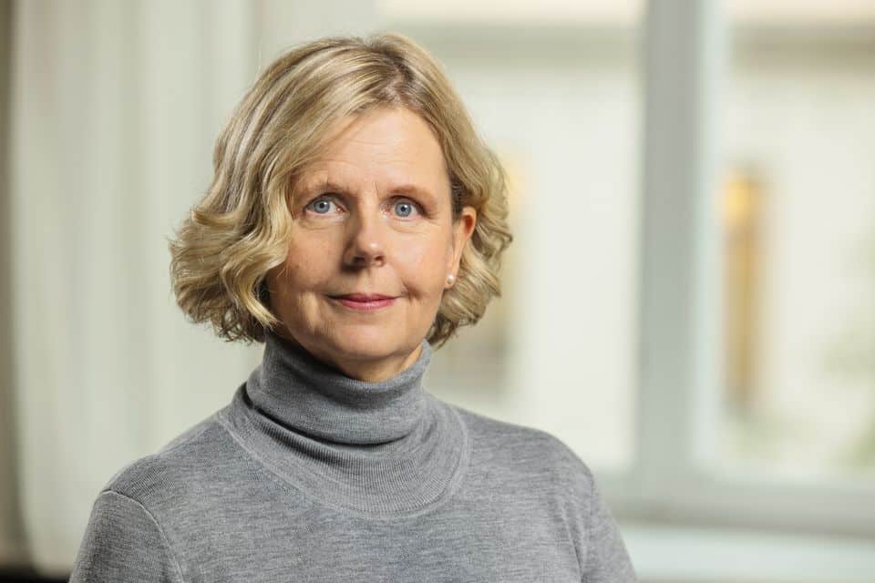 Anna Karin Nyqvist, chef på IVO, i halvprofil framför ett fönster som skymtar diffust i bakgrunden.