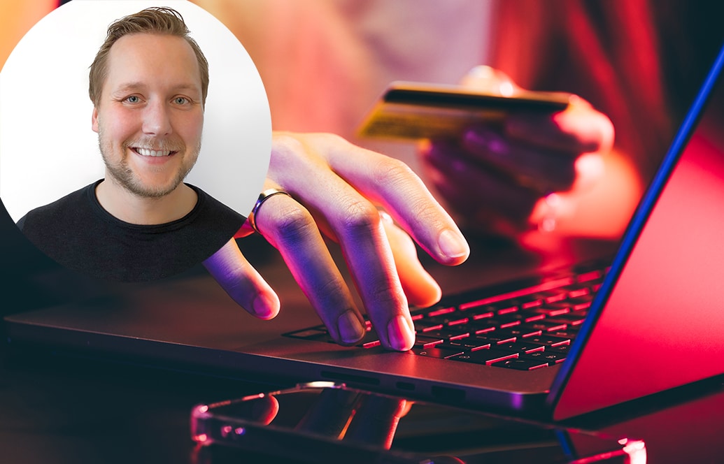 Montagebild där Allan Erdman från Spelfriheten syns i en cirkel i vänstermarginalen, över en närbild på en hand som skriver på ett tangentbord, i den andra handen syns ett kortettui