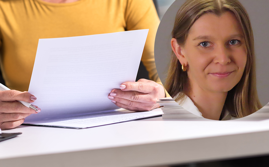 Montagebild där en person i gul tröja sitter vid ett skrivbord och läser ett dokument syns till vänster i bild, och där Folkhälsomyndighetens utredare Emma Lindholm syns i en cirkel till höger i bild.
