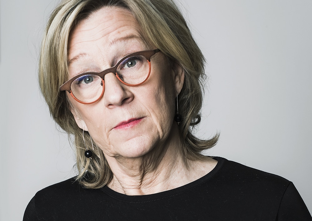 Porträtt på Marie-Louise Söderberg, huvud och axlar, framför en ljusgrå bakgrund.