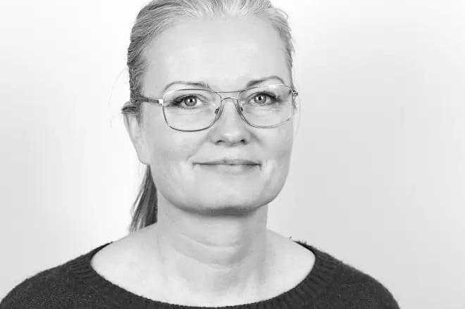 Porträtt på forskaren Sheila Jones, huvud och axlar, i svartvitt framför en vit bakgrund.