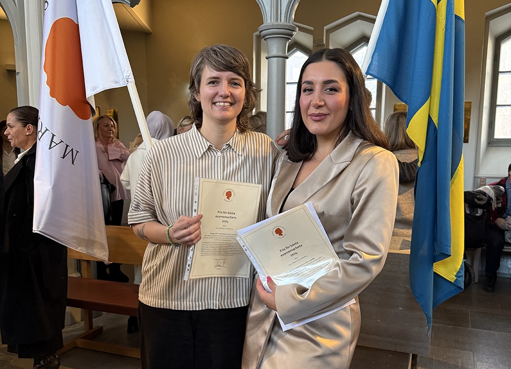 Lisa Malmberg och Arezo Zárate och står finklädda i en festlokal med varsitt diplom från Marie Cederschiöld högskola i famnen.
