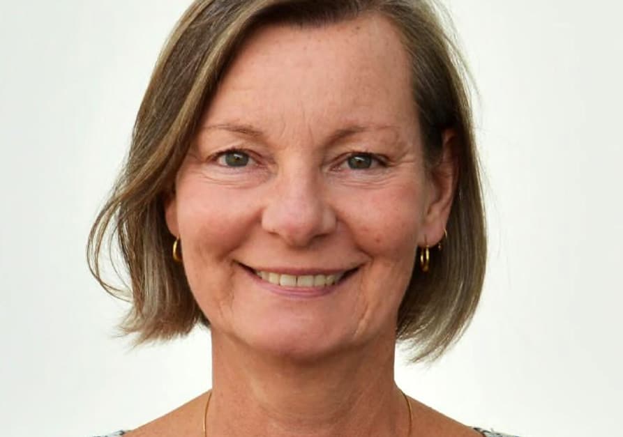 Porträtt av Charlotte Nyman, huvud och axlar, framför en vit bakgrund.