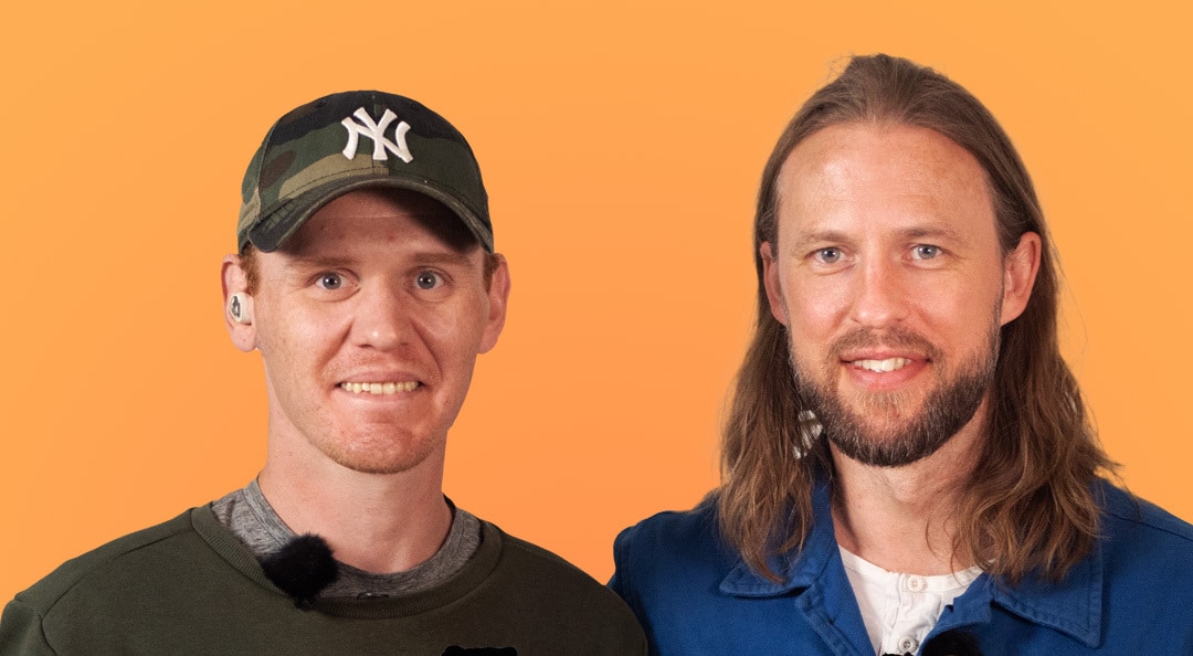 Porträtt av Eddie Jansson, stående till vänster i bild, och Mattias Åsen, framför en orange bakgrund.