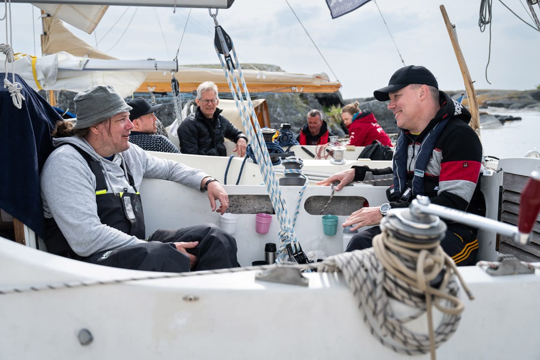 Flera personer som sitter i båtar jämte varandra.