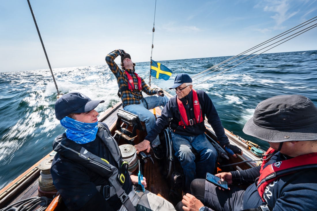 Funktionsvarierade på segelbåt i skärgården.