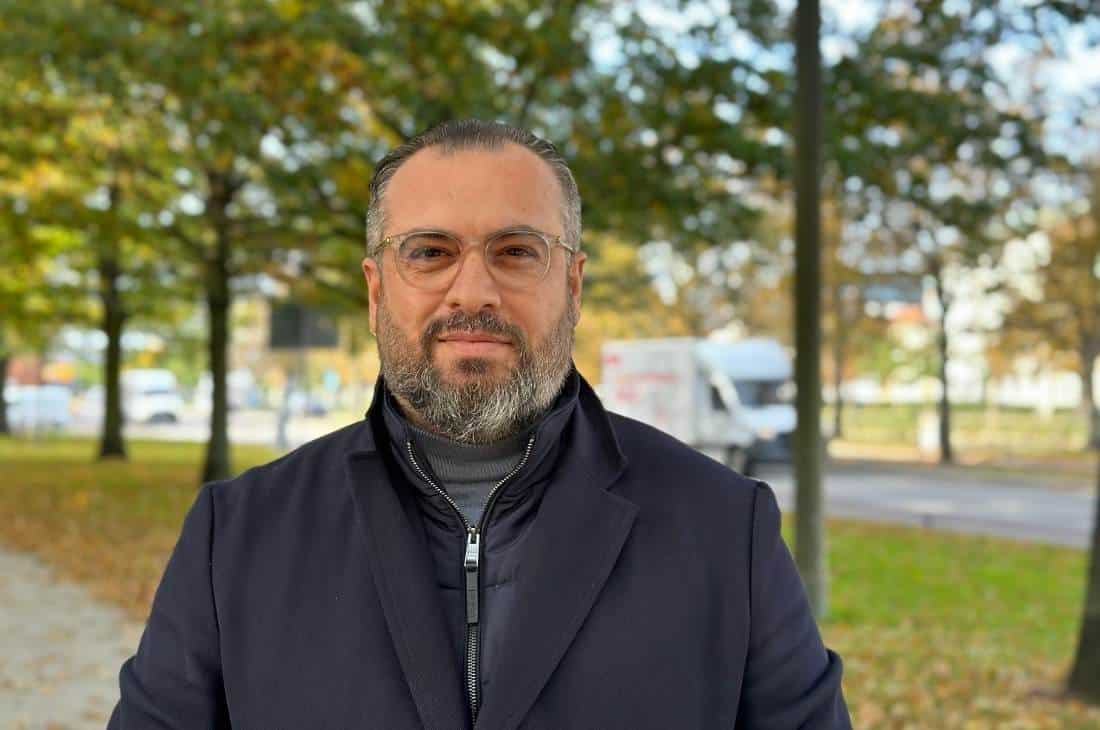 Porträttbild på kommunalrådet Sedat Arif (S) till artikeln om att ta emot barn från Gaza