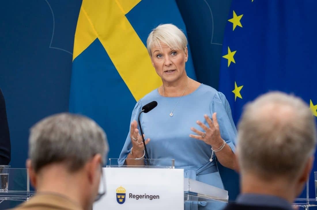 Socialförsäkringsminister Anna Tenje på en presskonferens