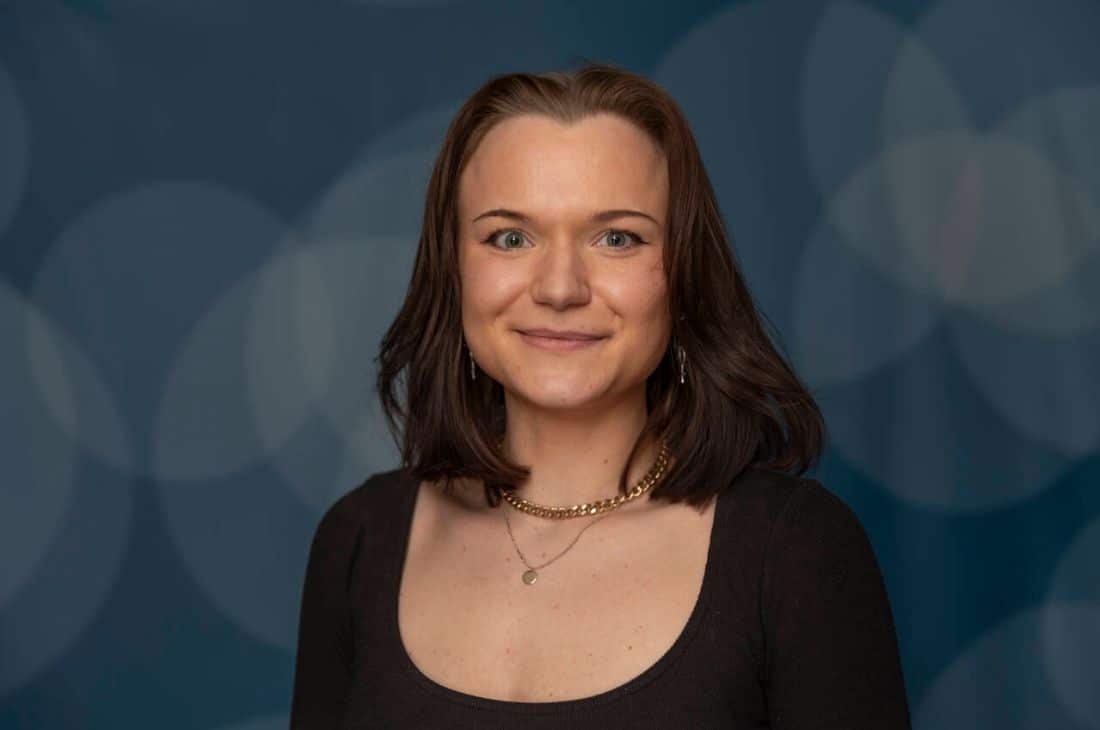 Porträttbild på Hedda Malmqvist för intervjun om hur framtiden och arbetsmarknaden ser ut för socionomer.