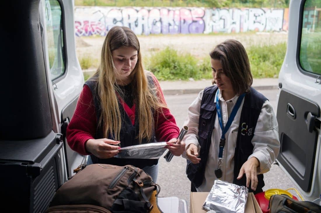 Två personer utanför en van i Portugal.