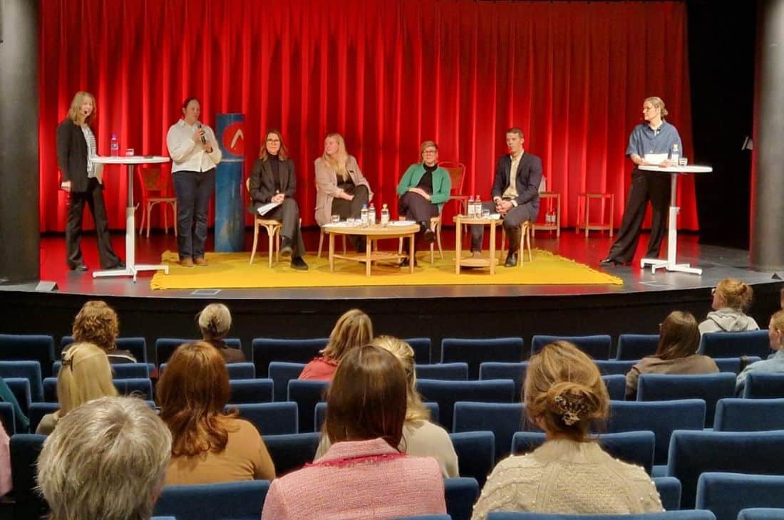 Pandeldeltagare på scen i Jönköping där man diskuterade välfärden och hur man förväntas orka jobba kvar inom välfärden.