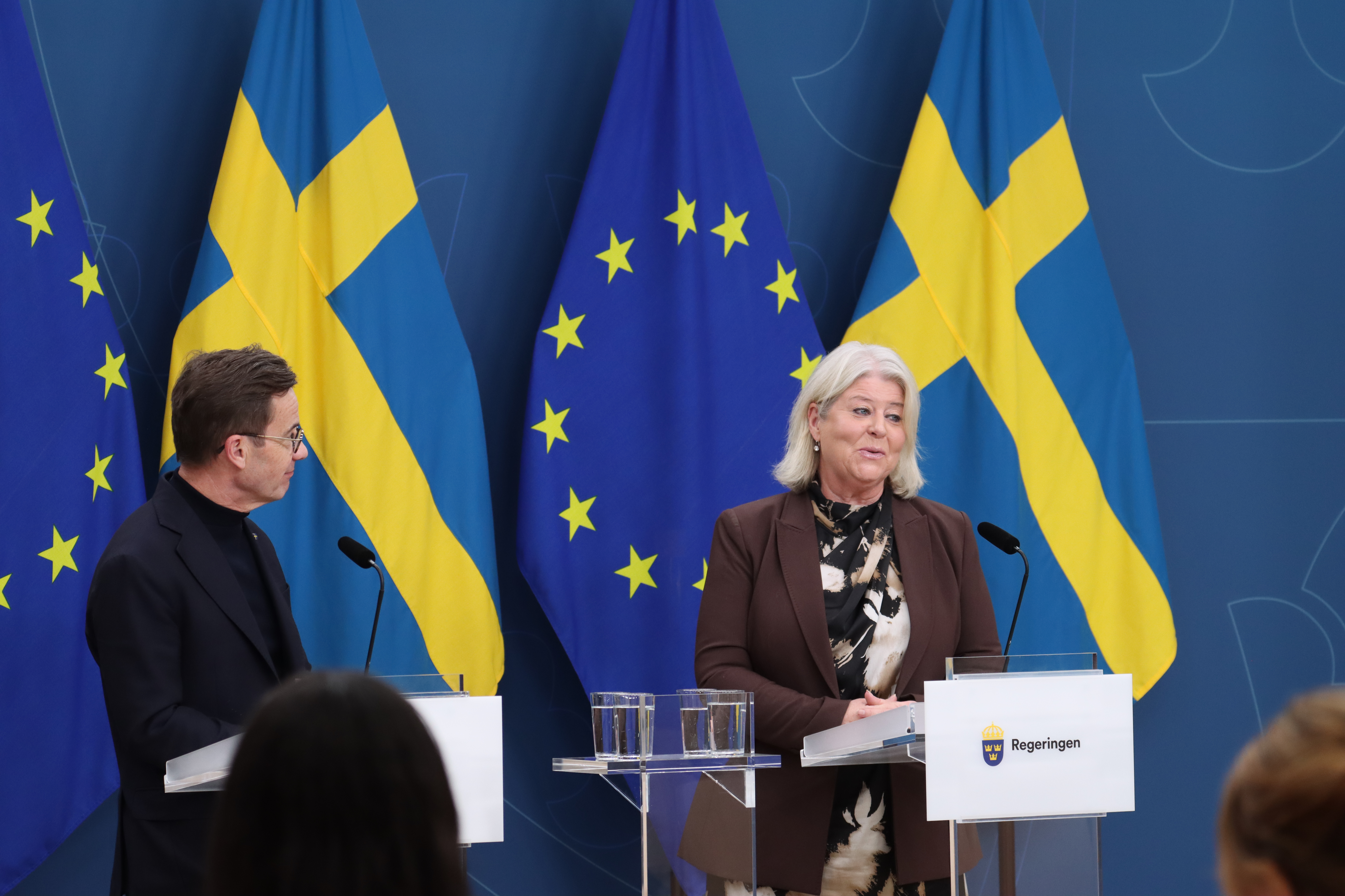 Foto från en pressträff med statsminister Ulf Kristersson och socialtjänstminister Camilla Waltersson Grönvall.