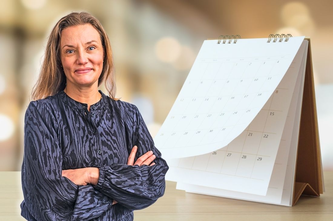 Porträttbild på Socionomens chefredaktör Annika Sjöberg med en bakgrund på en kalender till artikeln om vad som hände 2025.