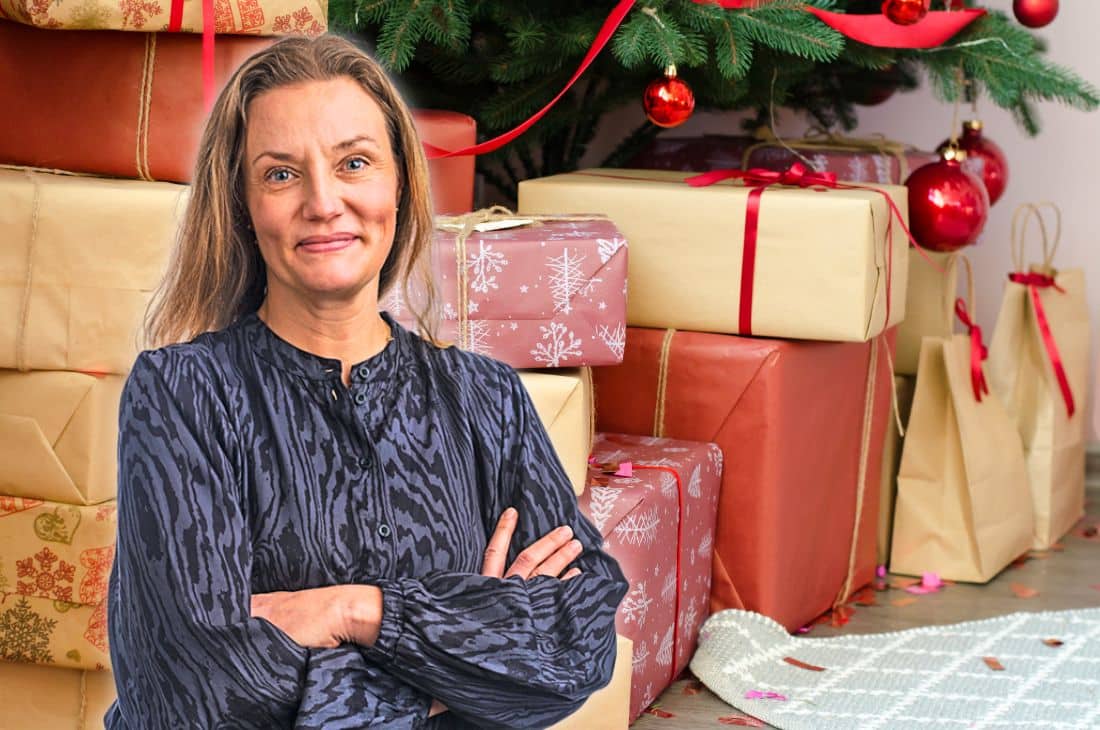Chefredaktör Annika Sjöberg framför en bild på julklappar.