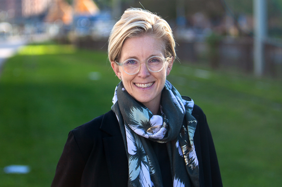 Porträttbild på Anna Burston.