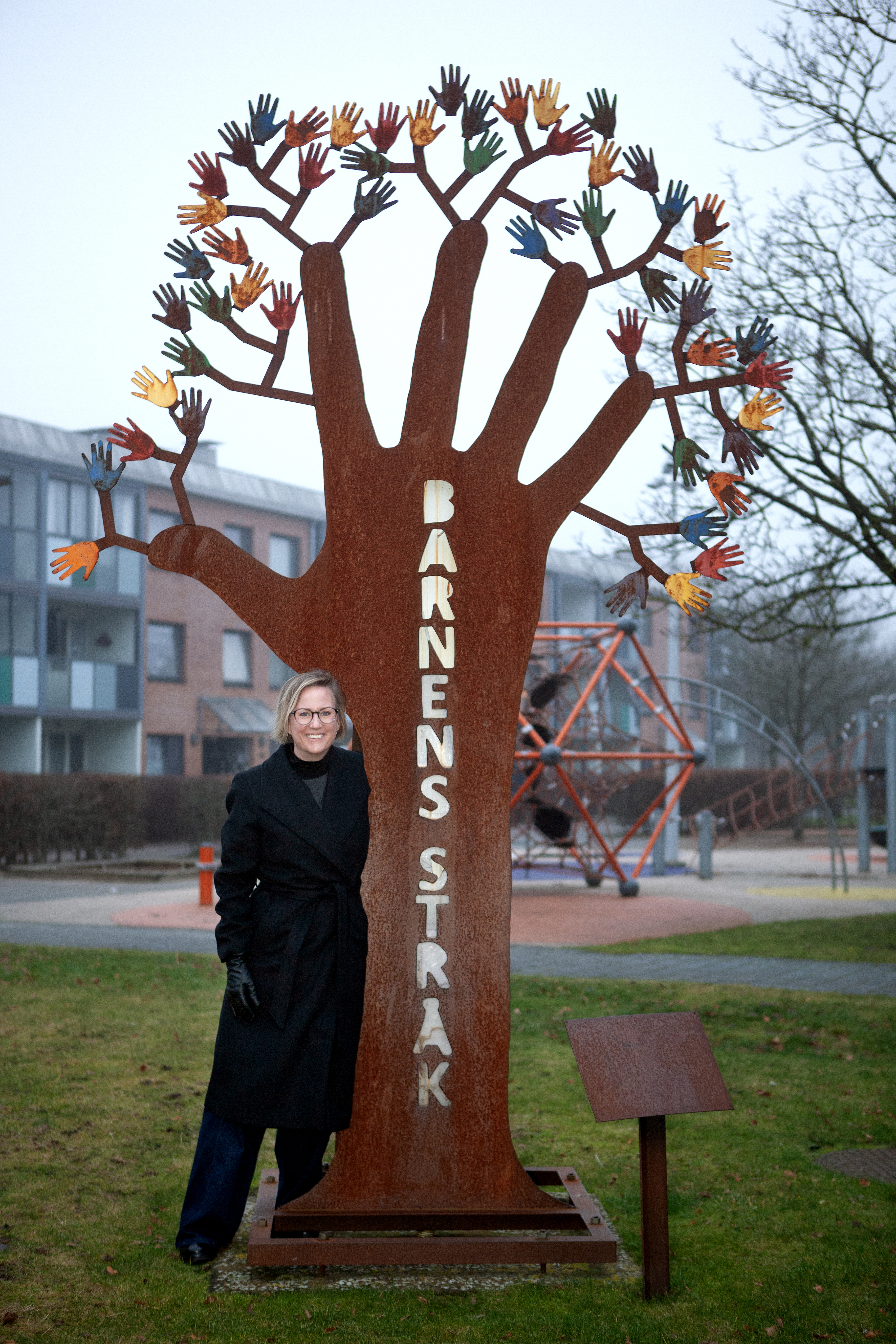 Therese Wallgren bredvid en skylt med Barnens stråk