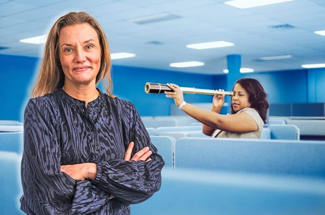 Porträtt på Annika Sjöberg med bakgrundsbild på en kvinna som står i ett kontorslandskap och tittar i en kikare.