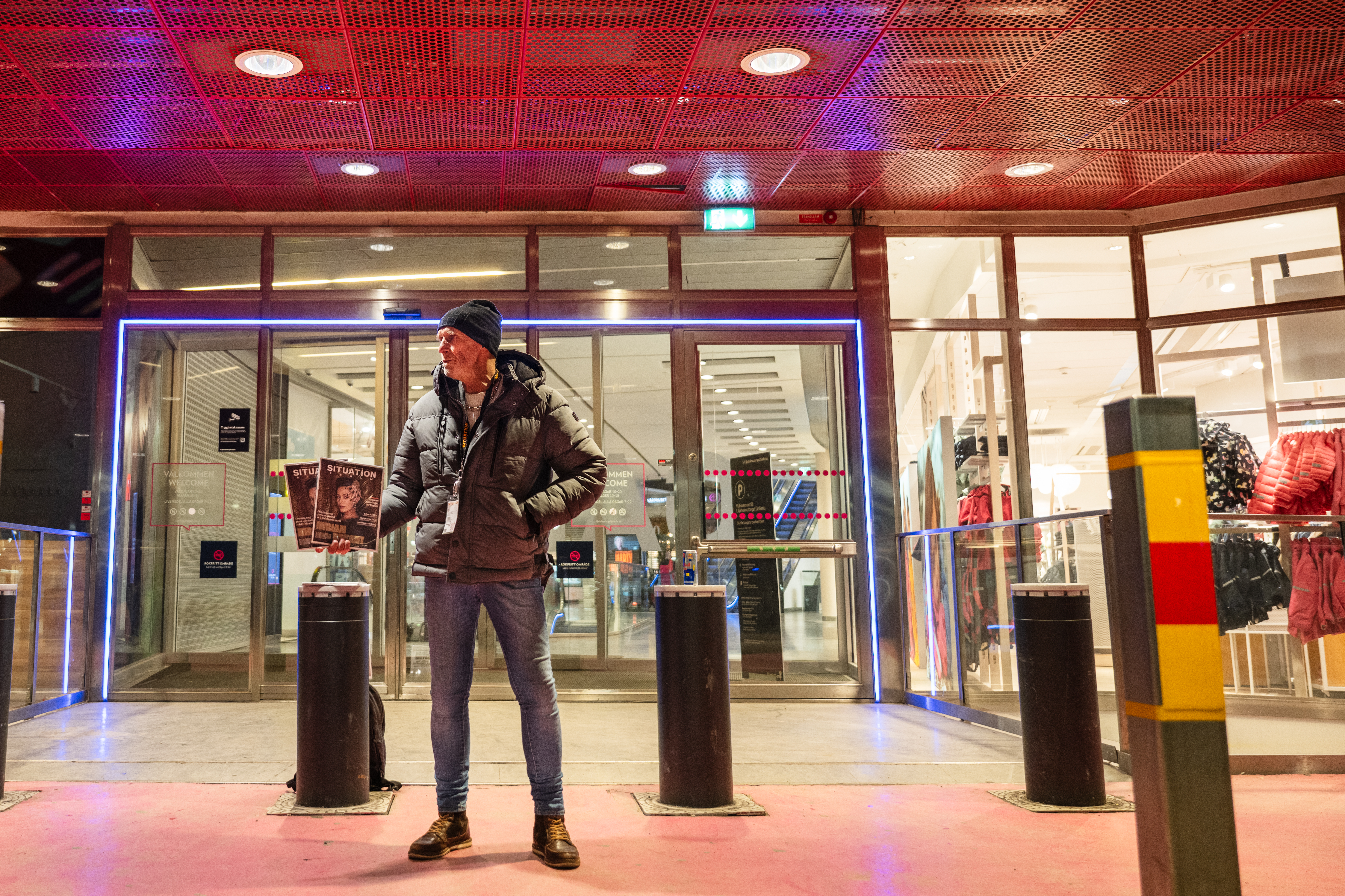 Säljare för Situation Stockholm utanför Liljeholms galleria.