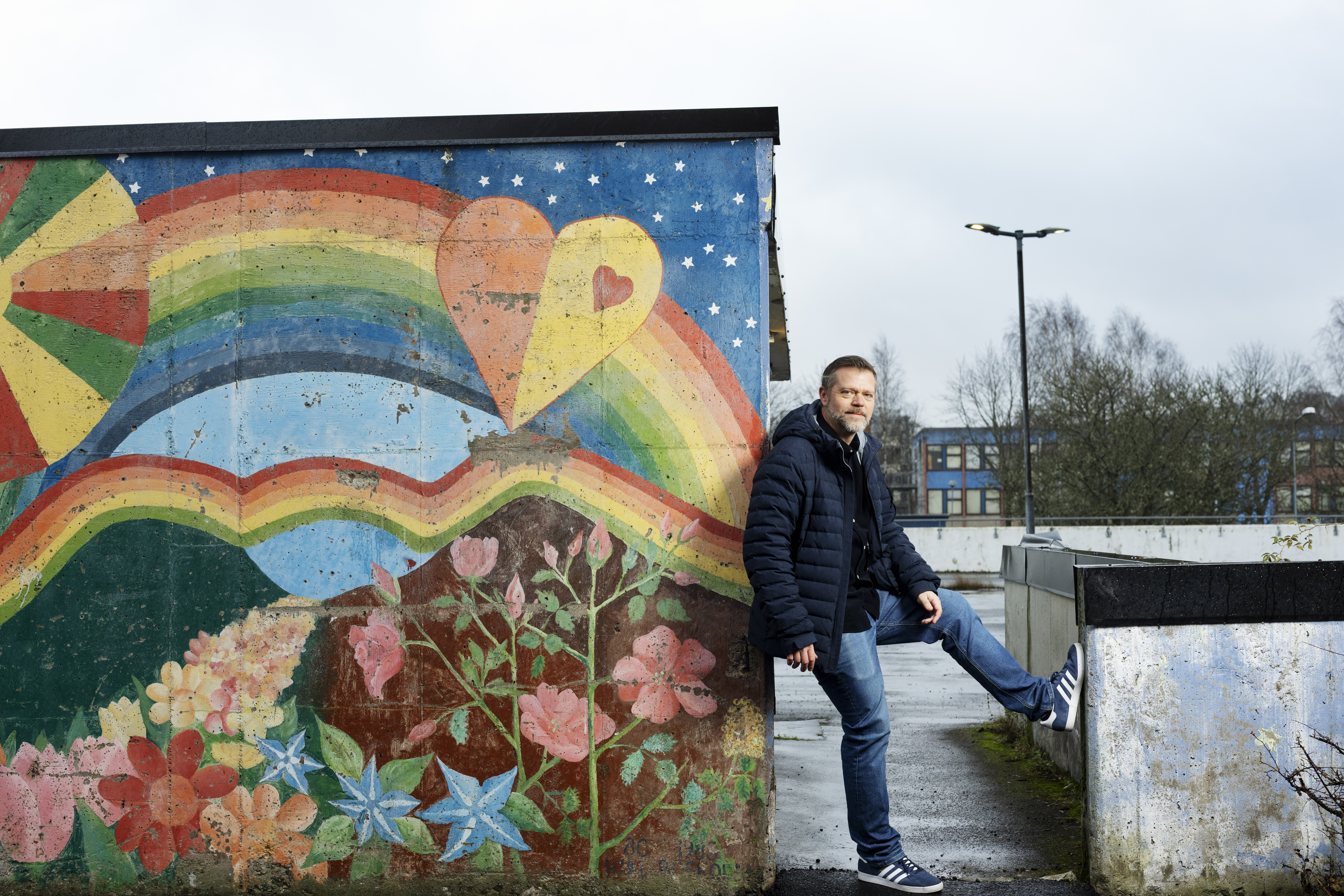 Andreas Wetterberg utomhus lutande mot en färggrann äggmålning. Andreas Wetterberg saknar tiden då socialarbetare inte bara var ”kontorsnissar”. En grupp han numera räknar även sig själv till.
