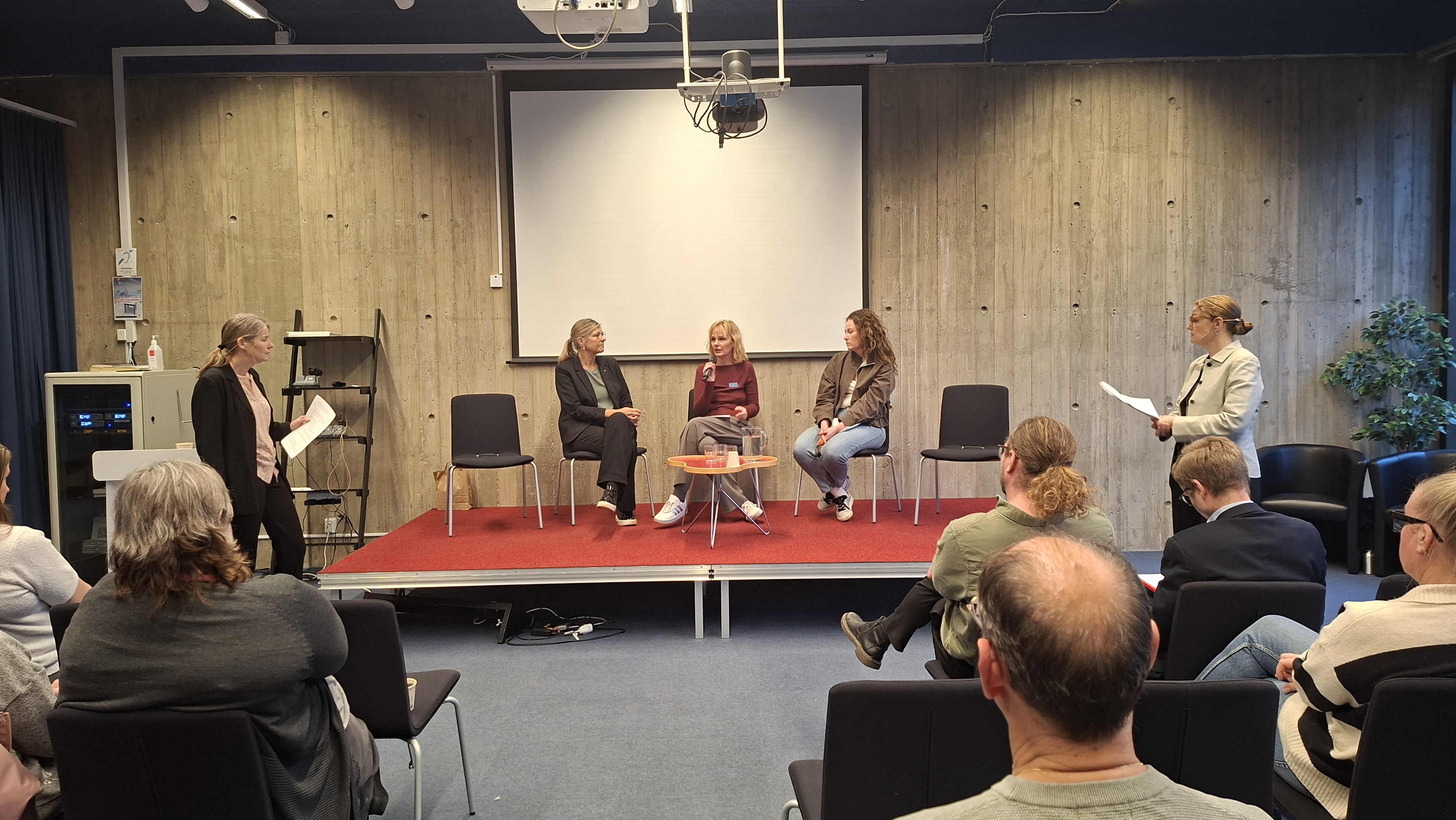 Katarina Sundberg, Rebecca Wallander och Karin Wastesson på scenen i Norrköpings stadsbibliotek.