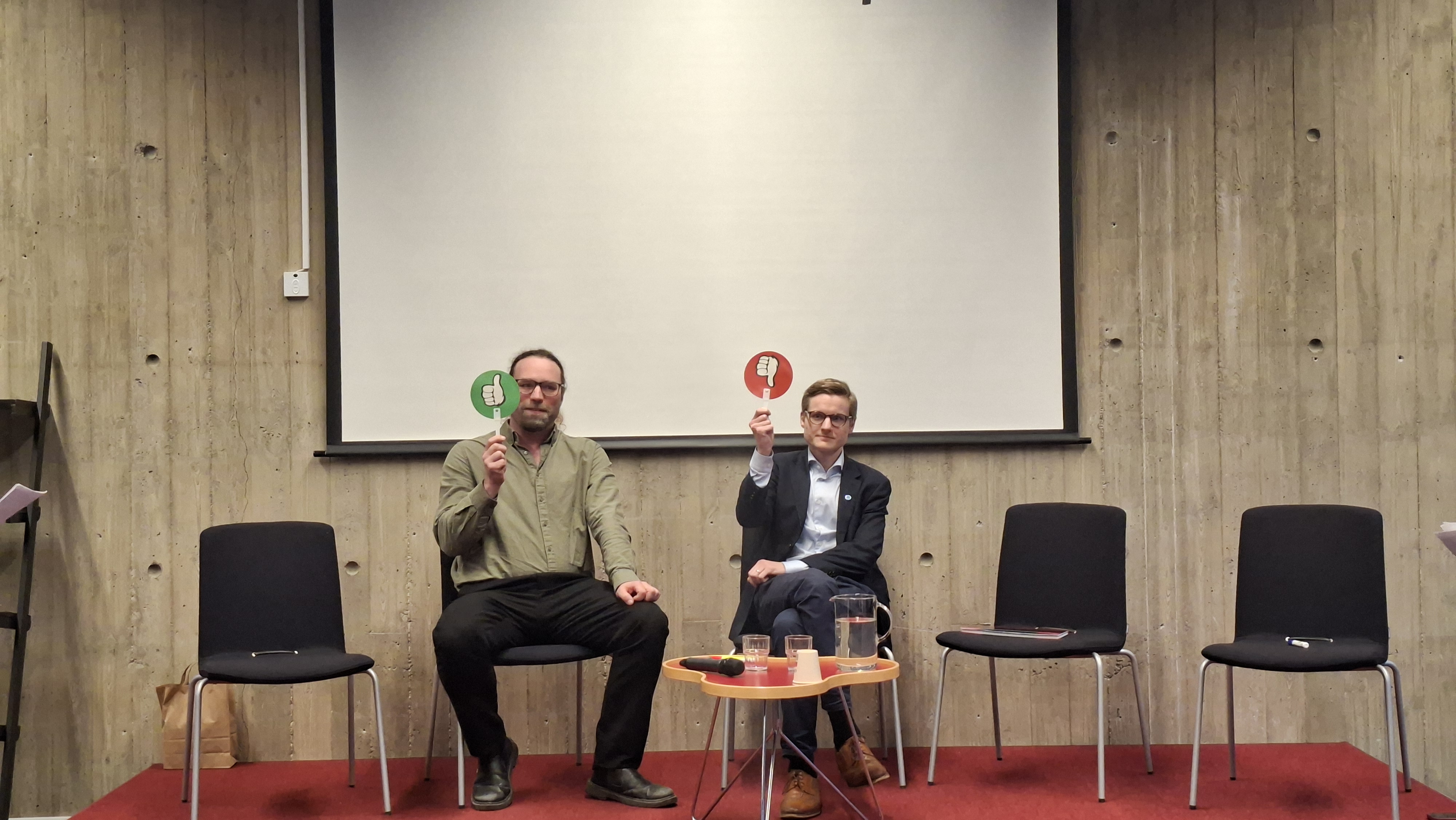 Andreas Bohlin (S) och Simon Johansson (M) på scene under ett panelsamtal i Norrköping